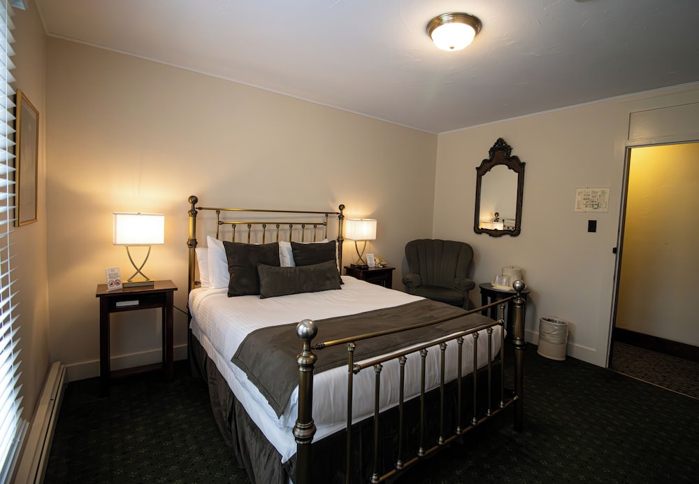 Main Inn 1 Queen with 3/4 Bath