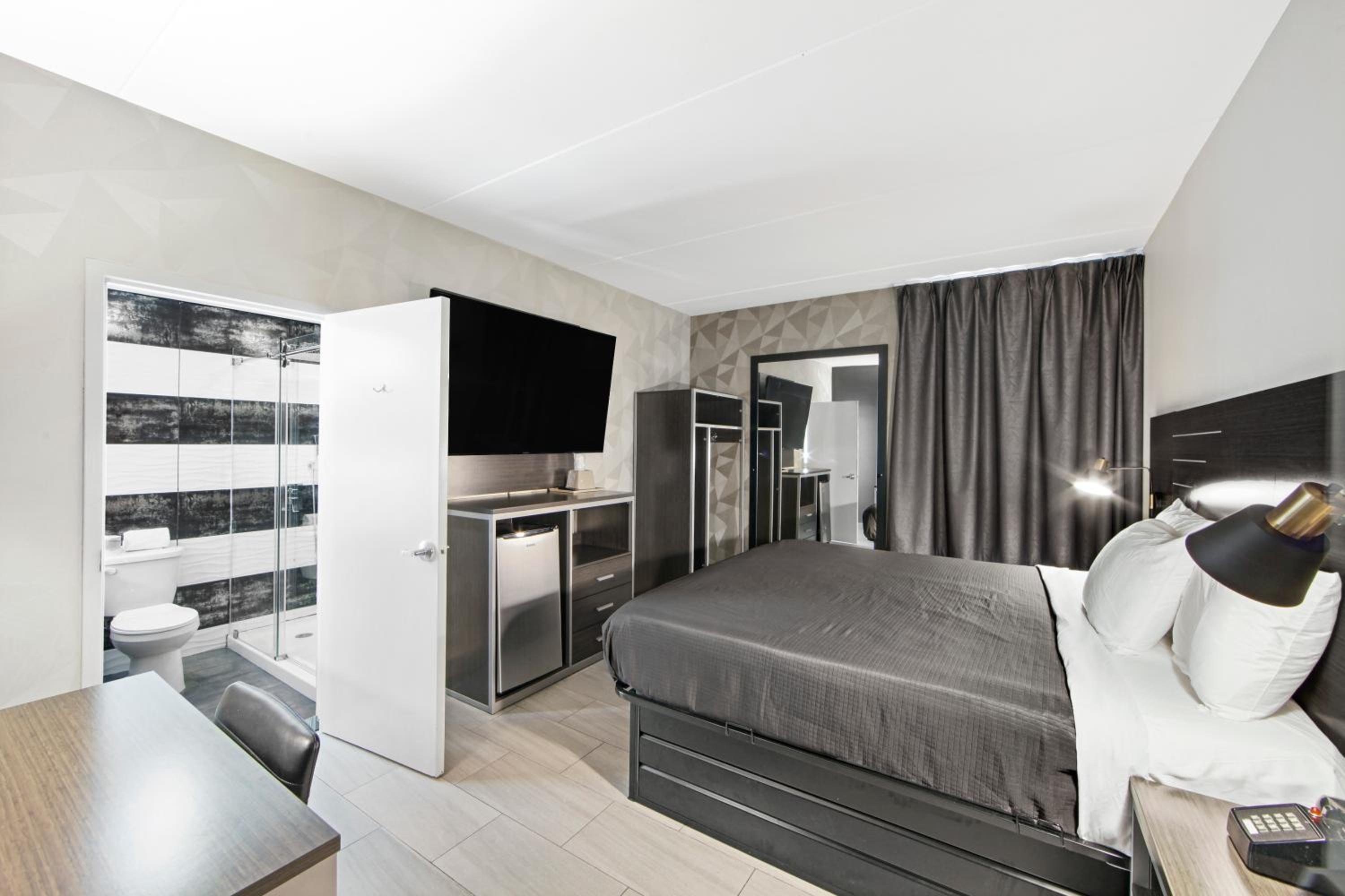 Deluxe King Room - Photo 4