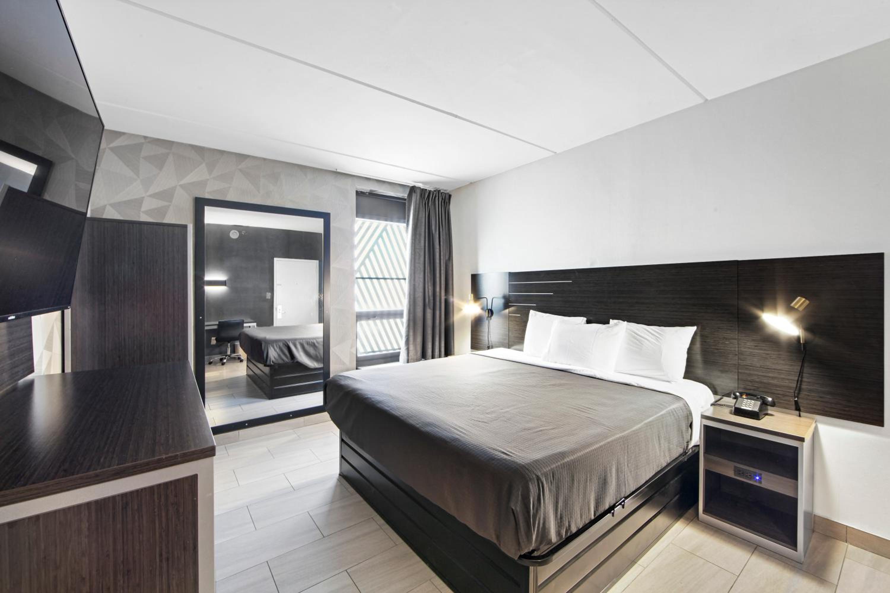 Deluxe King Room - Photo 6