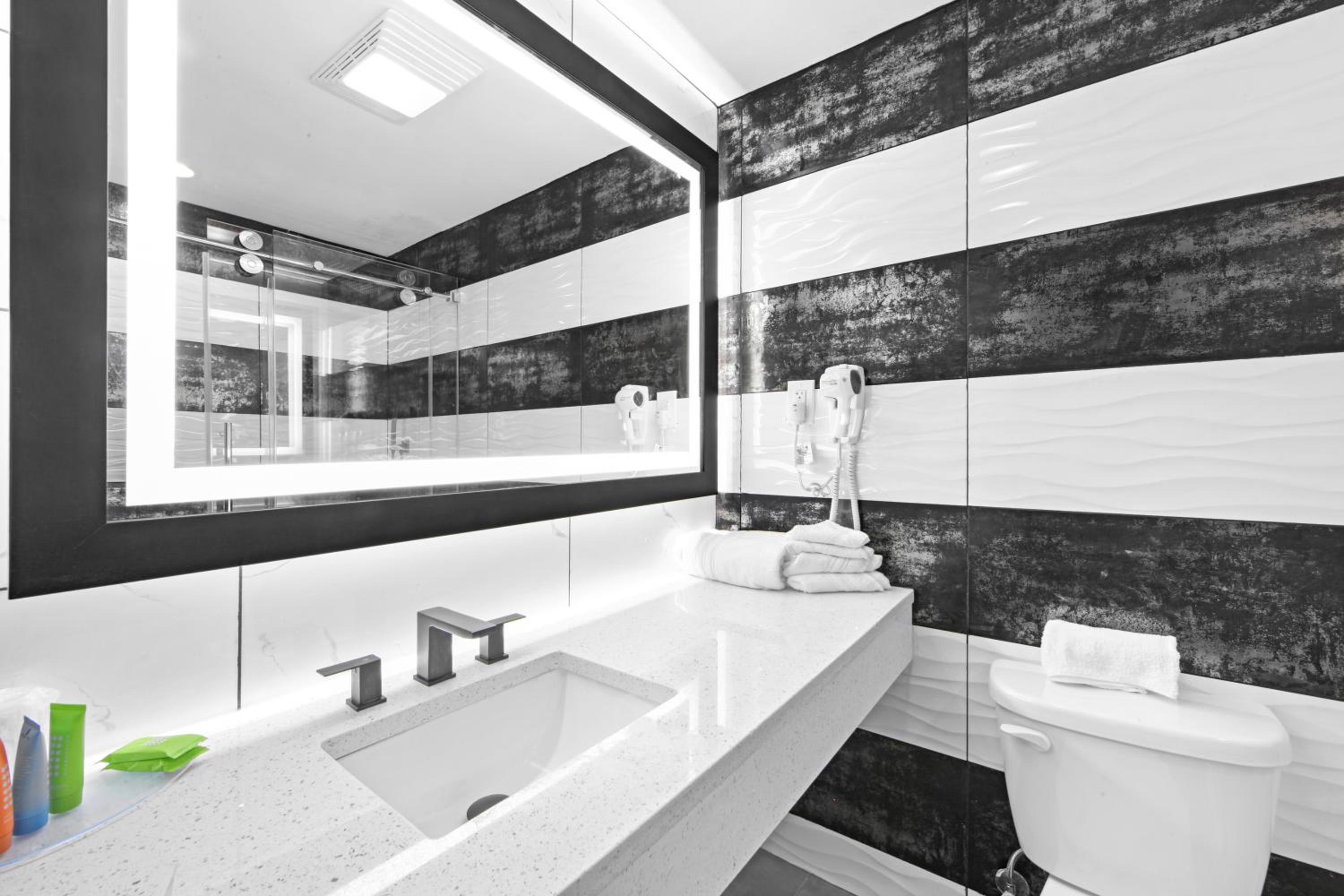 Deluxe King Room - Photo 7