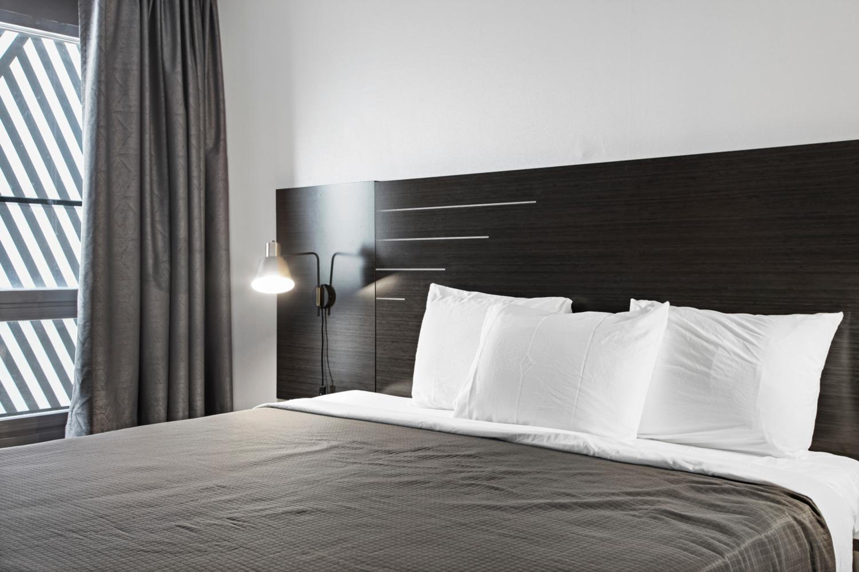 Deluxe King Room - Photo 8