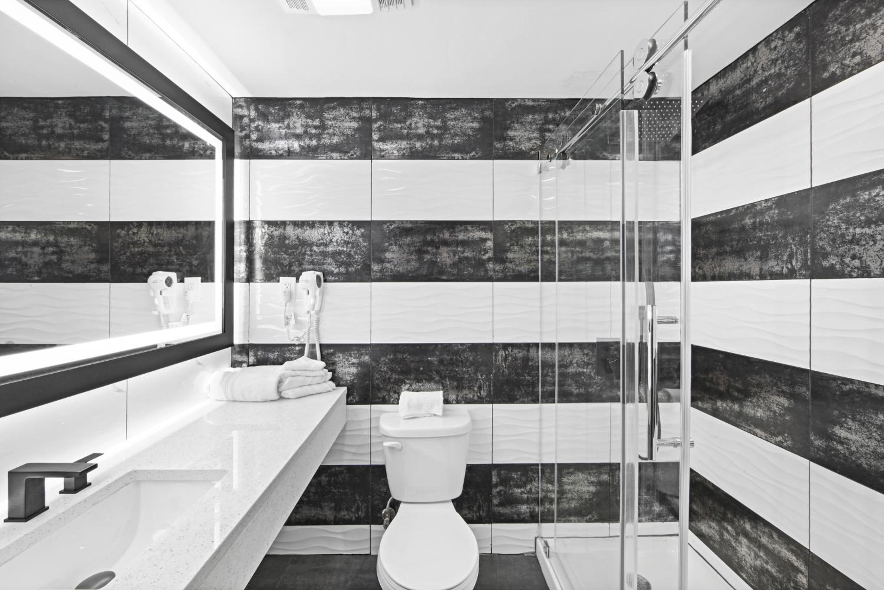 Deluxe King Room - Photo 9