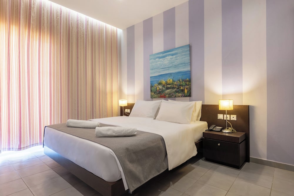 Standard Room with Pool View - Photo 15