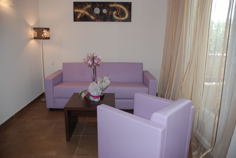 Deluxe Junior Family Room - Photo 5