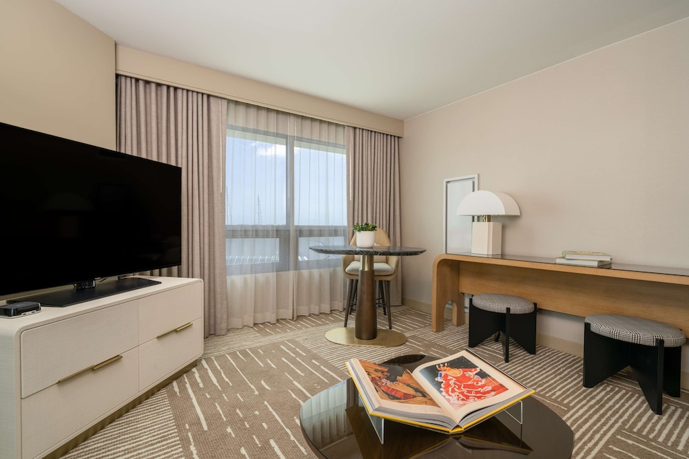 Premium 1 Bedroom Suite - 1 King thumbnail 5