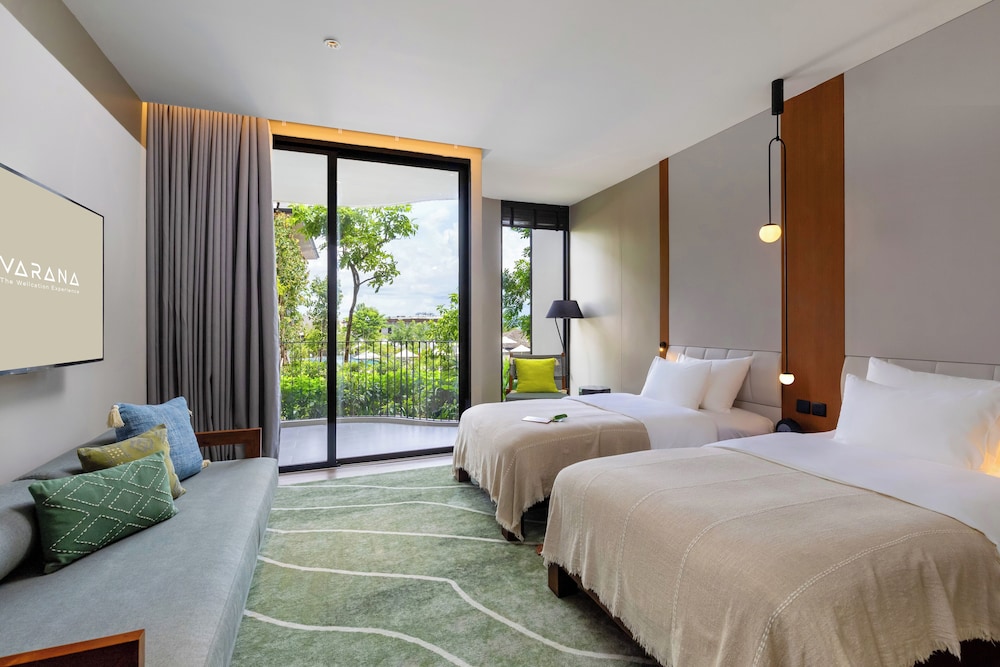 Luxe Pool View Twin bed with NAAM Wellness (hydrotherapy)