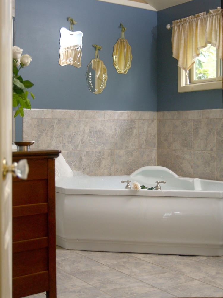 Luxury Suite, 1 King Bed, Private Bathroom (Regal Suite - 1st Floor) photo 3
