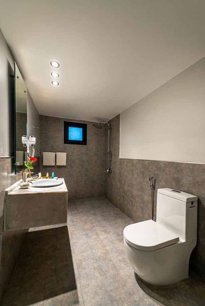3 Bed Rooms Villa photo 2