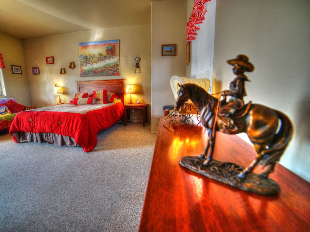 Room, 1 Queen Bed with Sofa bed (Rawhide) photo 1