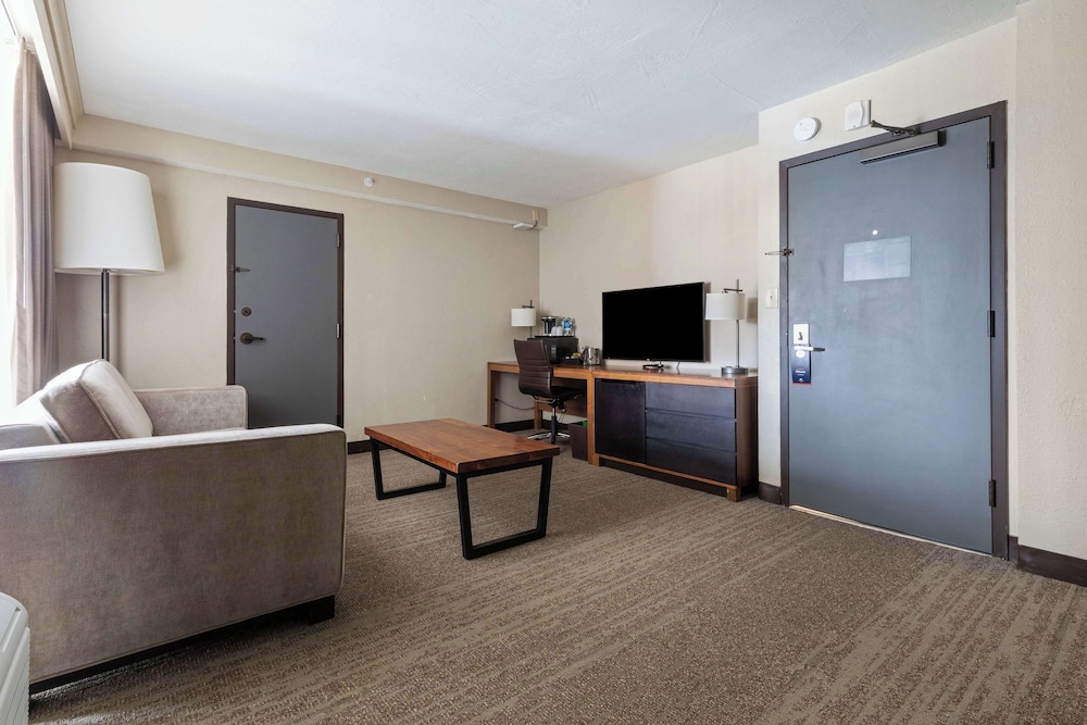 Junior Suite, 1 King Bed, Non Smoking photo 3