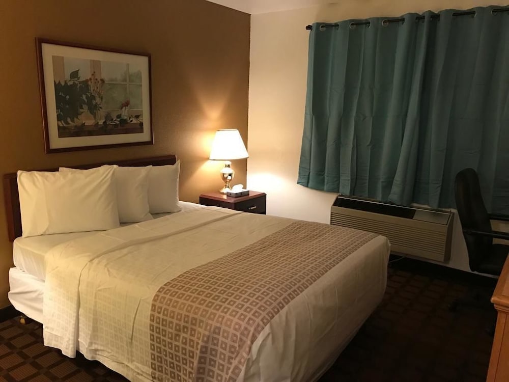 Standard Room, 1 Queen Bed photo 3