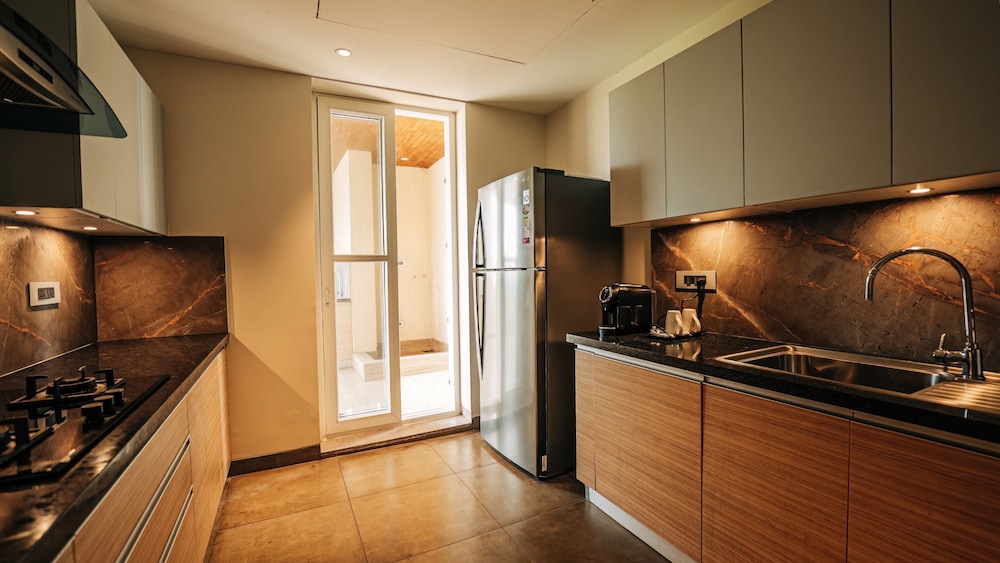 Suite, 2 Bedrooms, Balcony (Sunrise View) - Photo 3