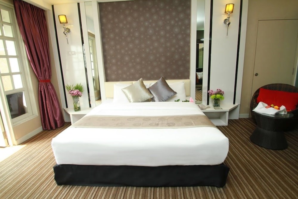 Executive Double Suite with Bathtub photo 2