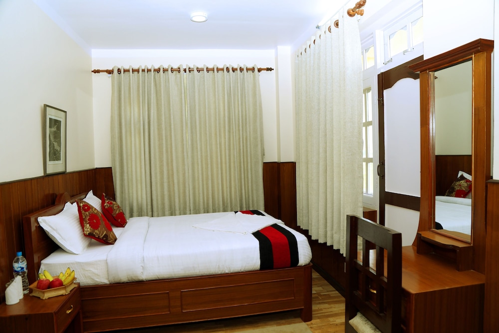 Deluxe Double Room, 1 Double Bed, Smoking, Mountain View