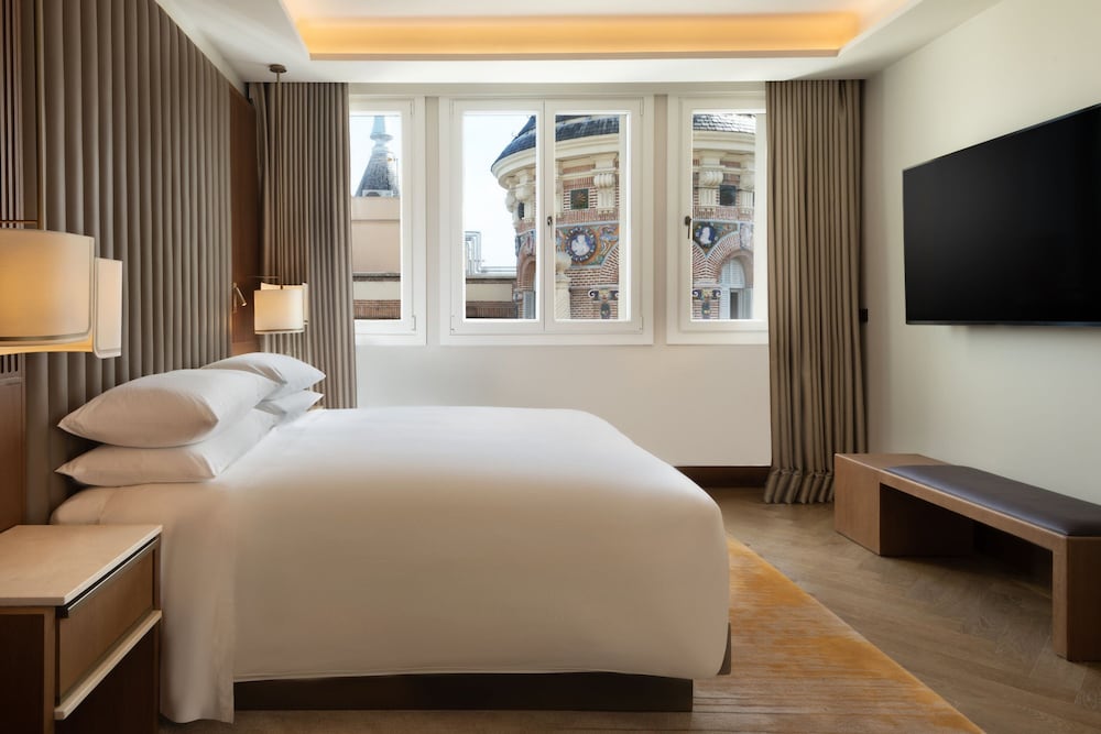 Suite, 1 King Bed, Non Smoking, View (Balcony) thumbnail 6