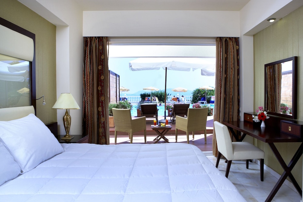 Suite, Poolside photo 2