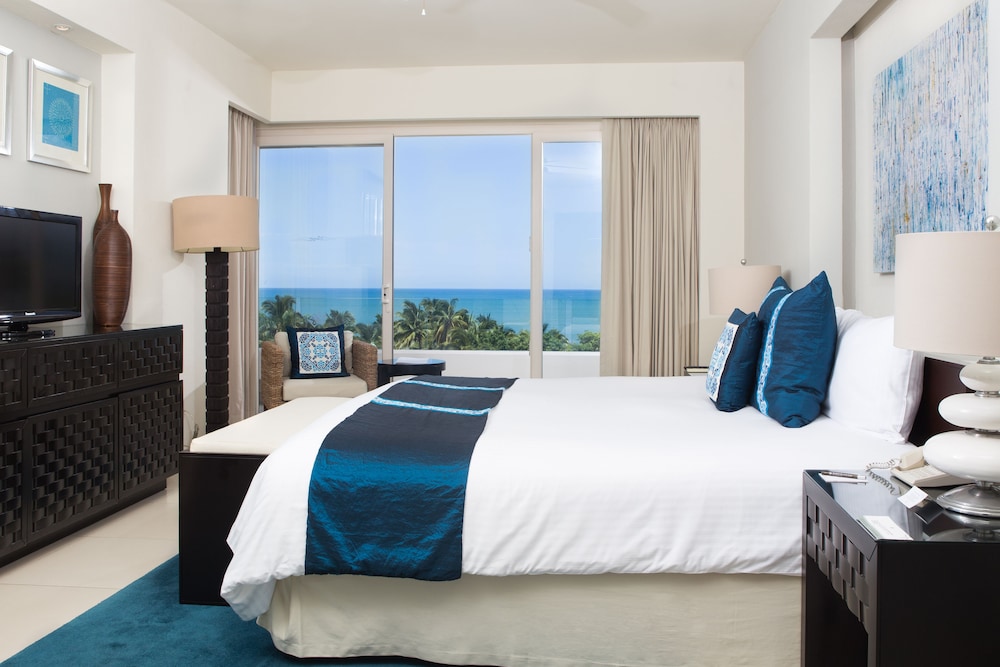 Two-Bedroom Ocean View Suite 1 King Bed with 2 Double beds - Photo 5