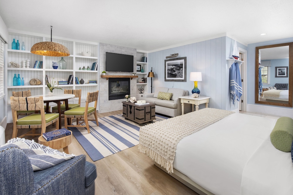 Family Studio Suite, 1 King Bed, Fireplace - Photo 2