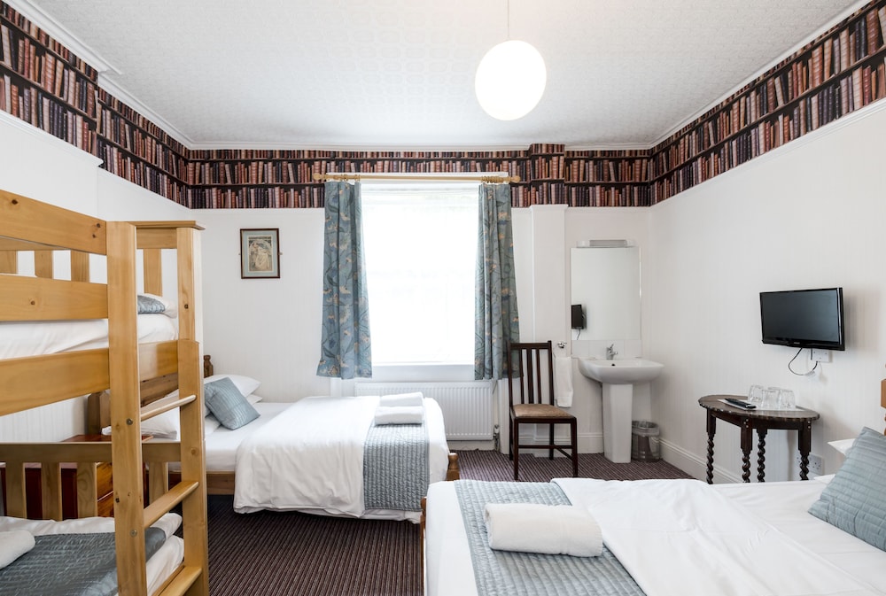 Room for 5 people with shared bathroom photo 2