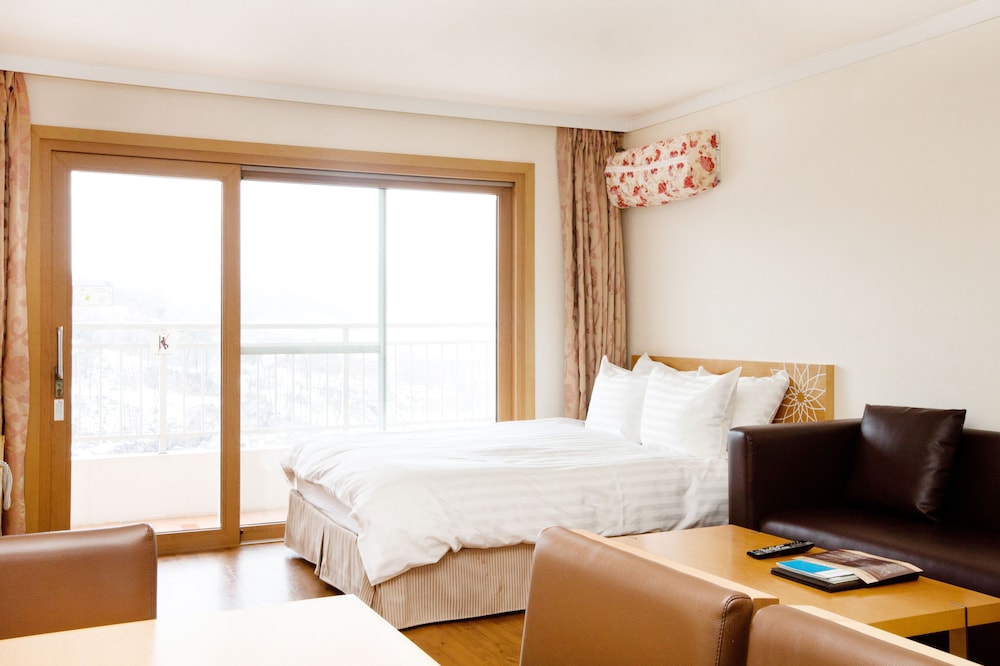 [Summer Bliss PKG] Family(Cooking/Garden View/Bed) - Brunch&Coffee for 2 + 1BTL Wine + 1Pizza photo 1