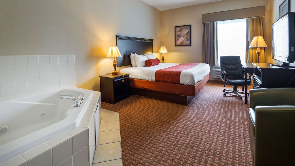 Standard Room, 1 King Bed, Non Smoking, Refrigerator & Microwave photo 1