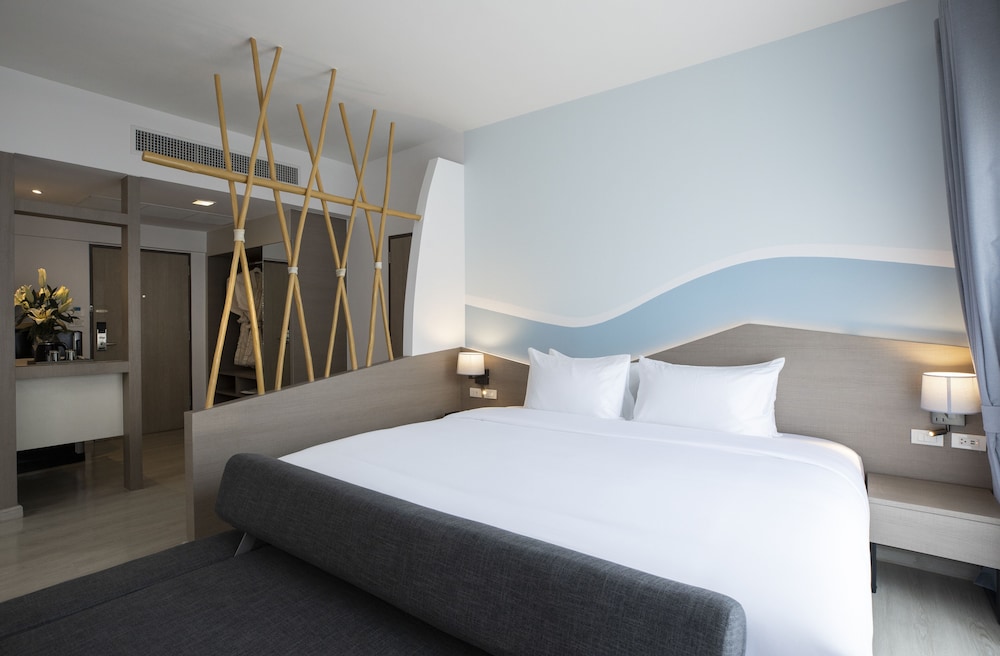 Junior Suite, 1 King Bed - Photo 1