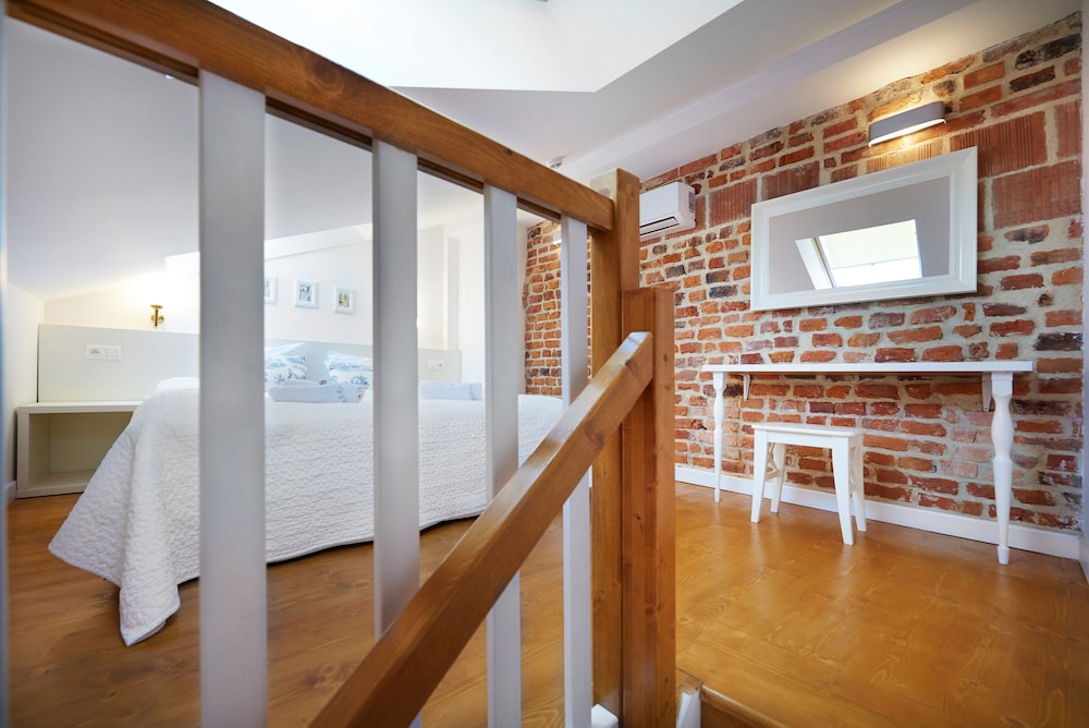 Design Studio Suite, 1 Bedroom, Mezzanine photo 2