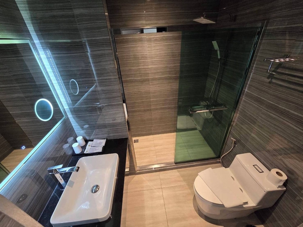 Deluxe Triple Room with Balcony - Photo 3