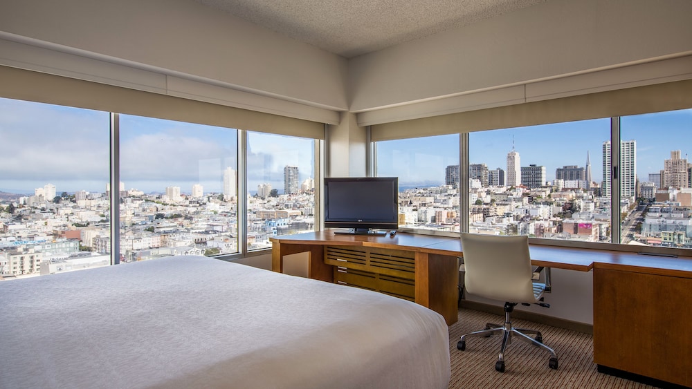 Premium Room, 1 King Bed, Corner - Photo 1
