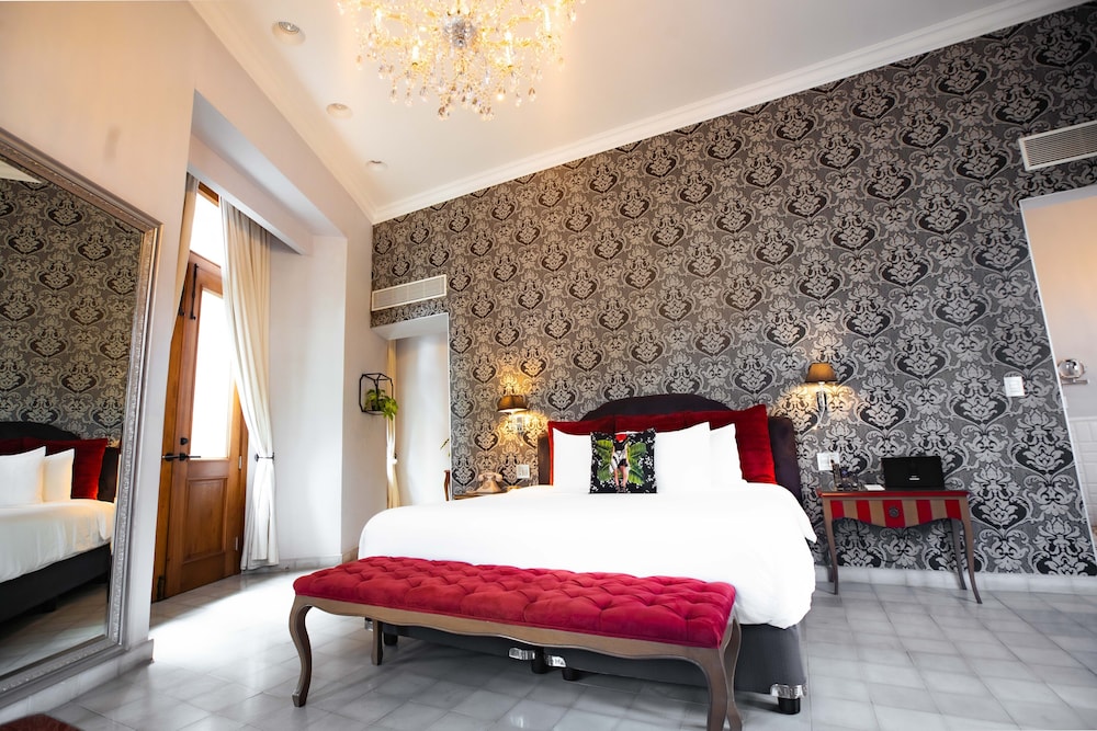Corner Suite,  1 King Bed (City View) thumbnail 6