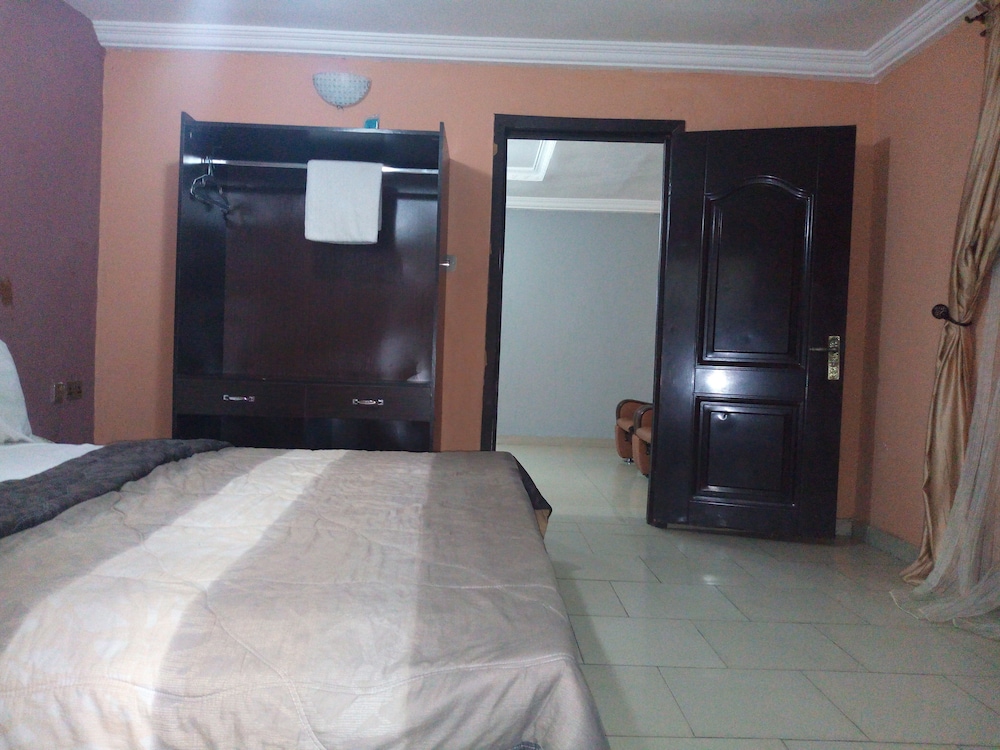 Deluxe Suite, 1 Queen Bed, Non Smoking photo 3