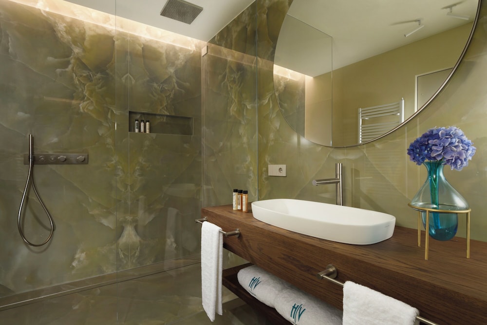 Suite, Lake View - Photo 7