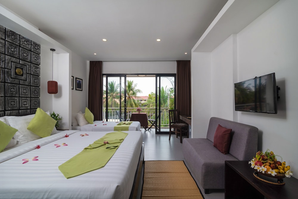 Deluxe Family balcony with pool view photo 2