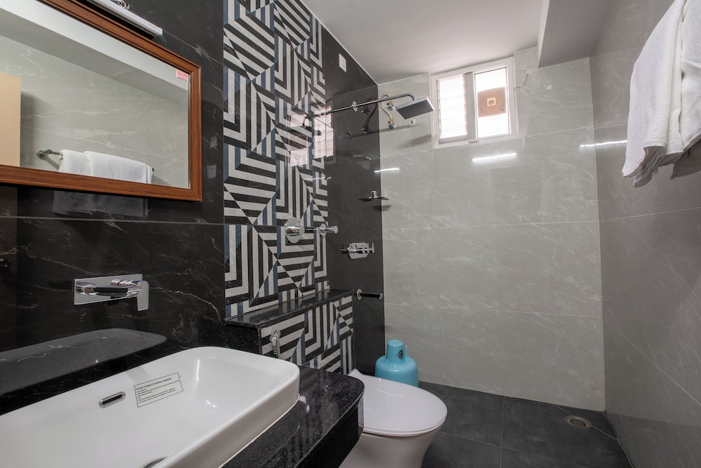 Room, 2 Queen Beds, Accessible, Bathtub photo 3
