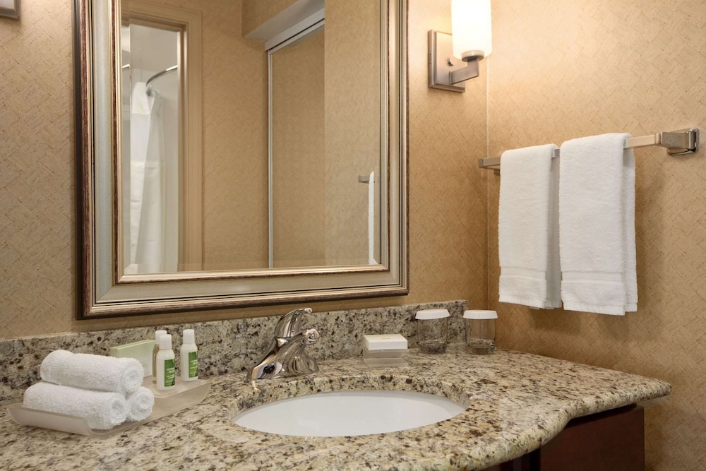 Suite, 2 Bedrooms, Accessible (Roll-in Shower) - Photo 6