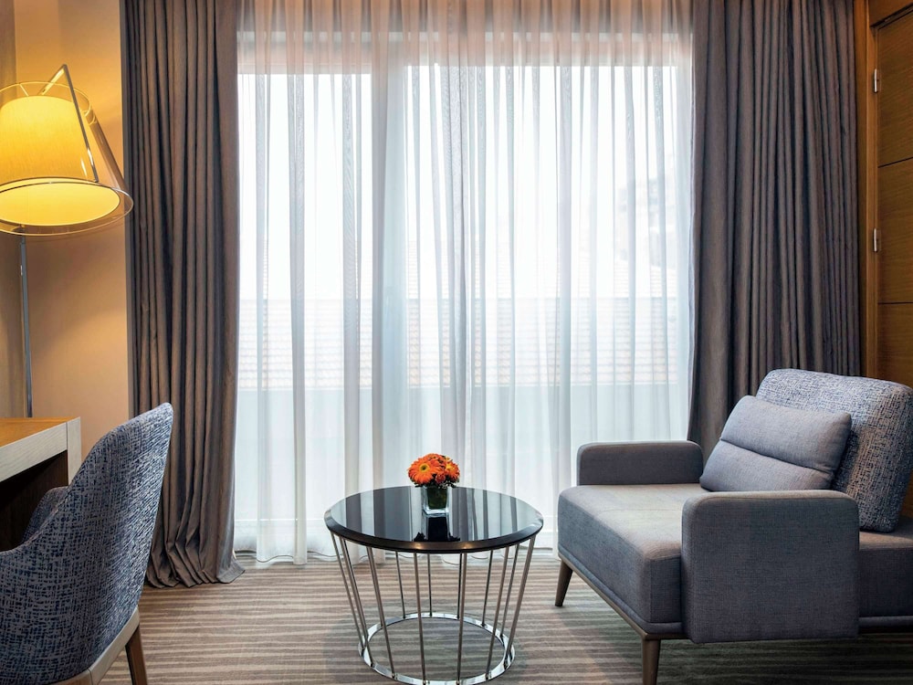 Superior Room, 1 King Bed thumbnail 5