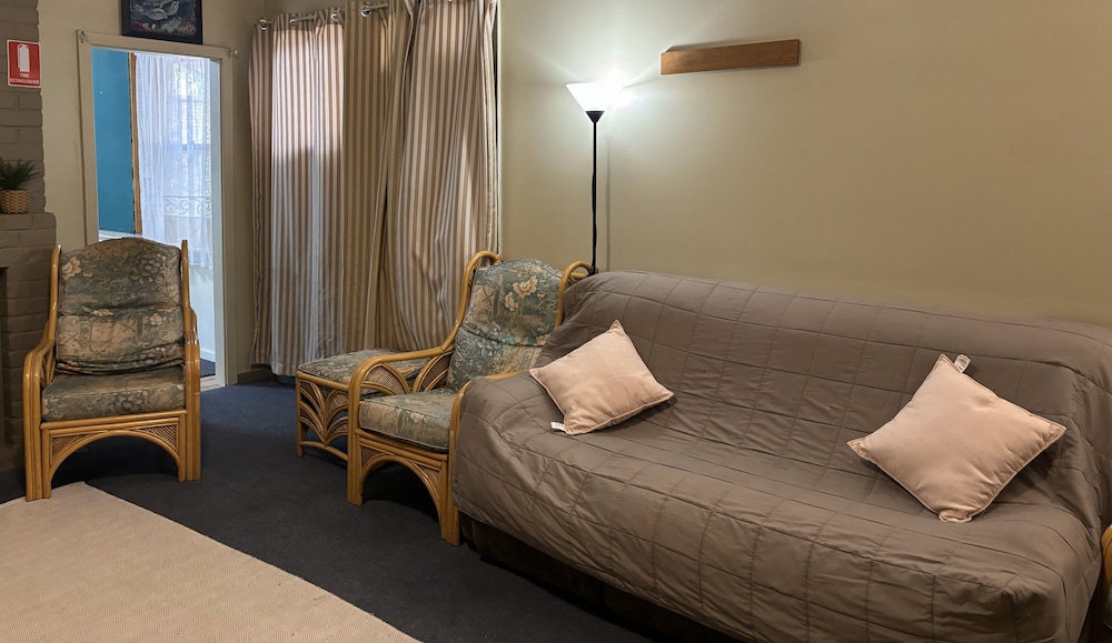 Economy Room, Non Smoking, Shared Bathroom (Single Room-Double Bed) photo 2