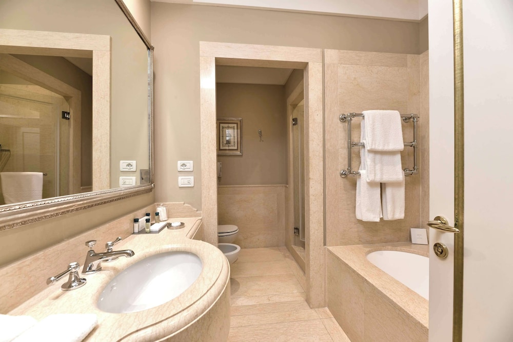 Superior King Room with One King Bed (Non Smoking) thumbnail 6