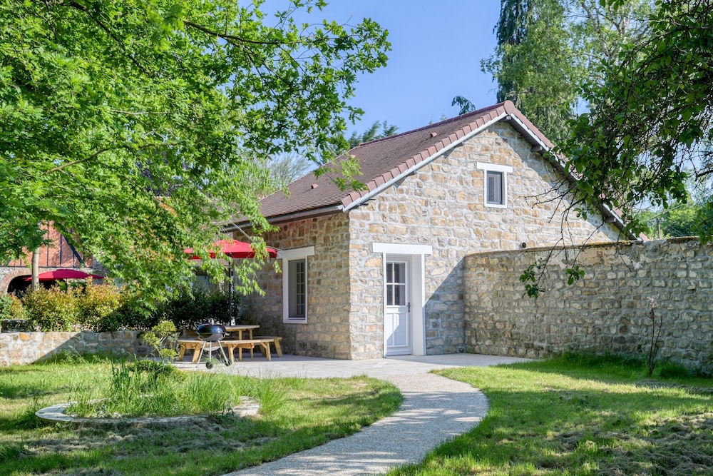 Family House - Photo 2