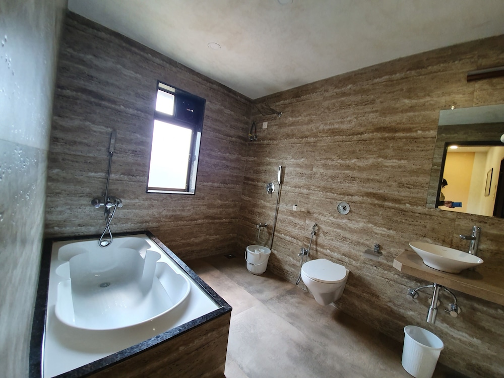 Suite, 1 Double Bed With Sofa Bed, Bathtub photo 2