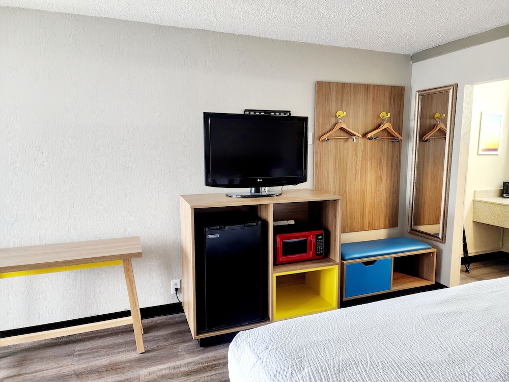 Room, 1 Queen Bed, Refrigerator & Microwave photo 3