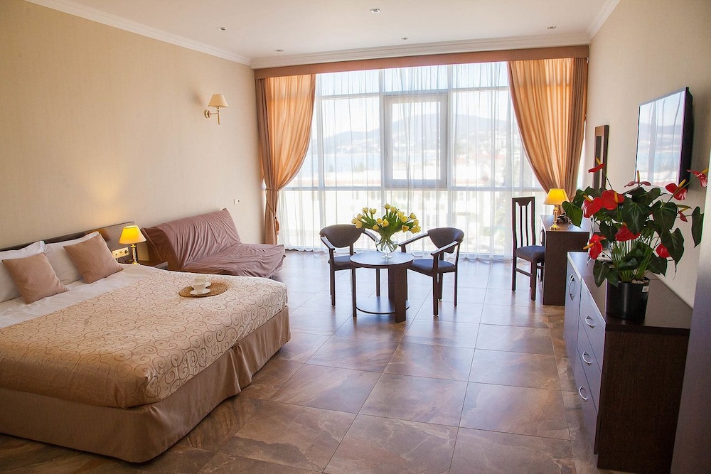 Junior Triple Room, Partial Sea View (Panoramic Windows)