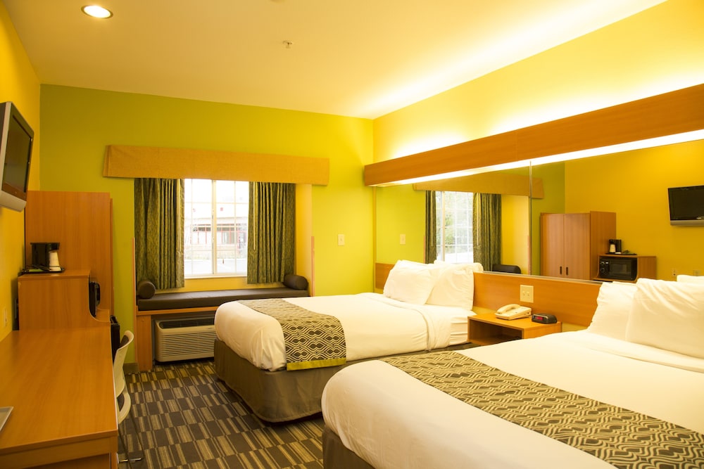 Standard Room, 2 Queen Beds - Photo 3