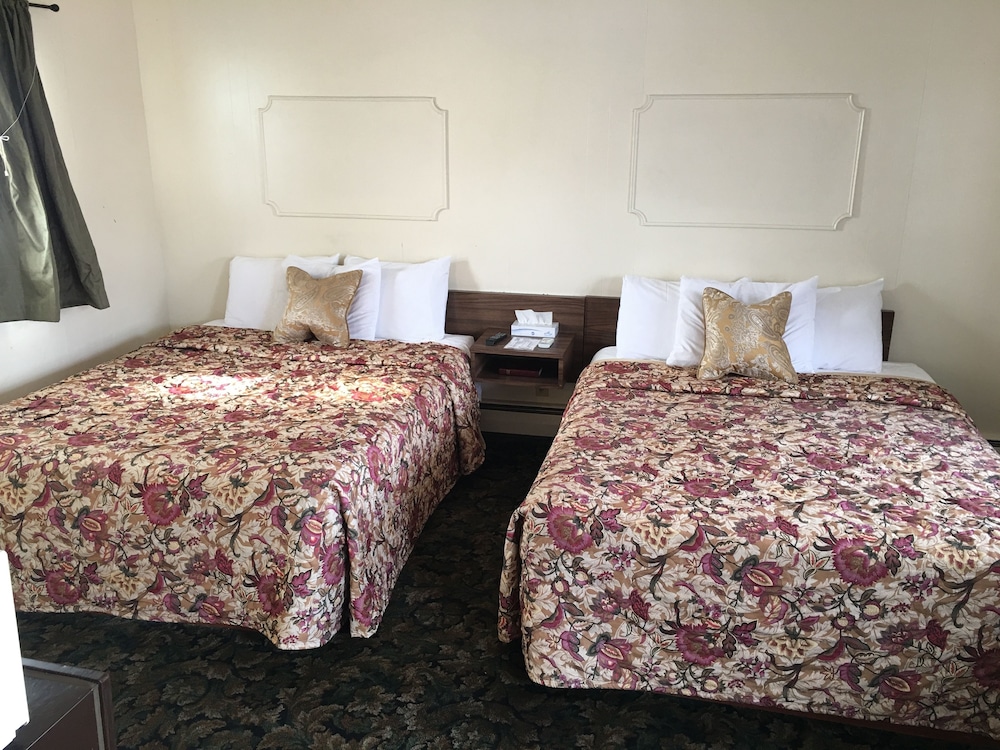 Standard Room, 2 Queen Beds photo 2