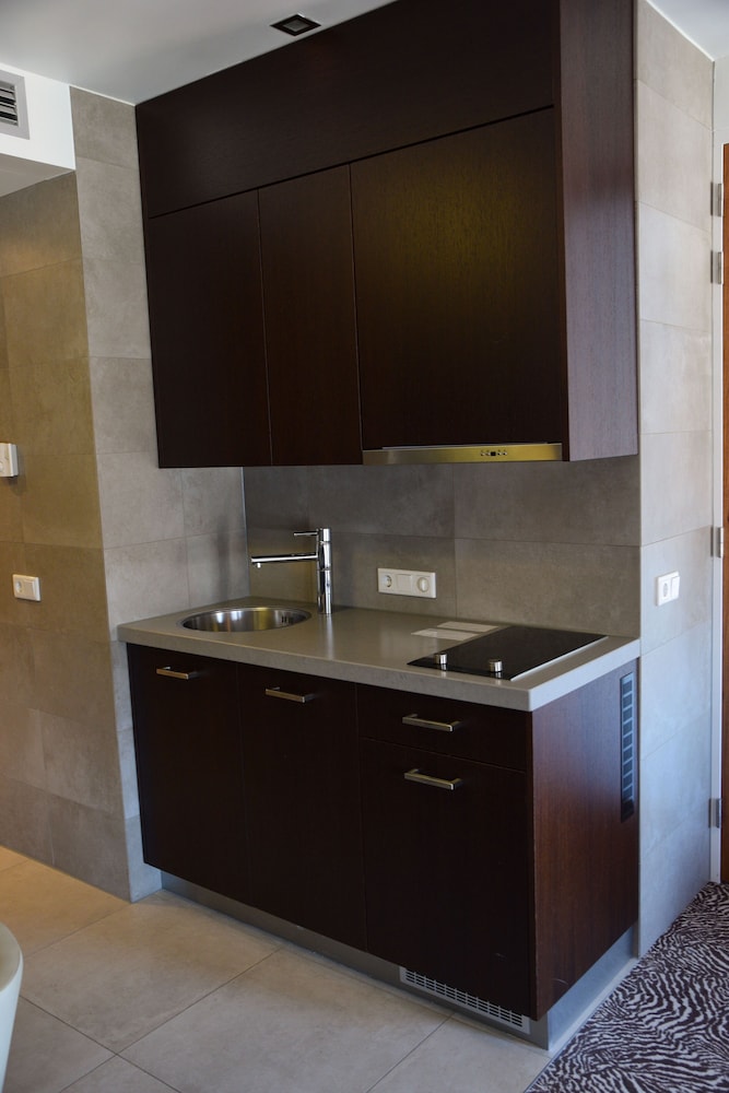 Apartment, Multiple Beds, Kitchen - Photo 10