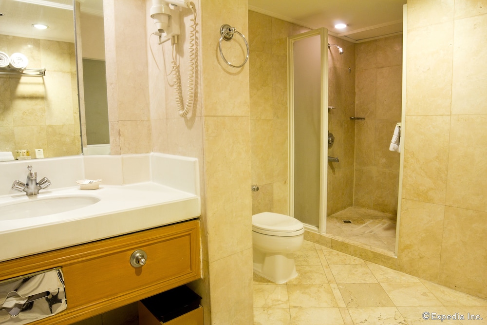 Executive Suite King Bed, Club Access - Photo 4