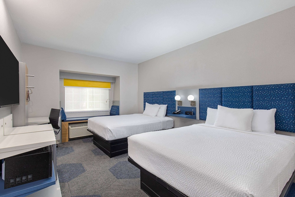 Standard Room, 2 Queen Beds, Accessible - Photo 6