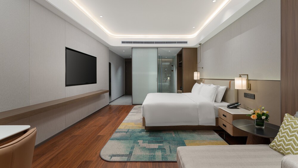 Standard Room, 1 King Bed photo 3