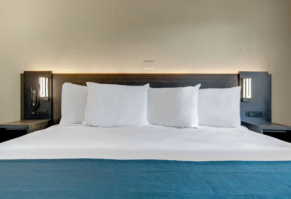 Premium Room, 1 King Bed, Non Smoking, Refrigerator & Microwave - Photo 1