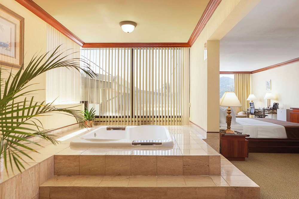 Suite, 1 King Bed, Non Smoking (Bridal Suite)
